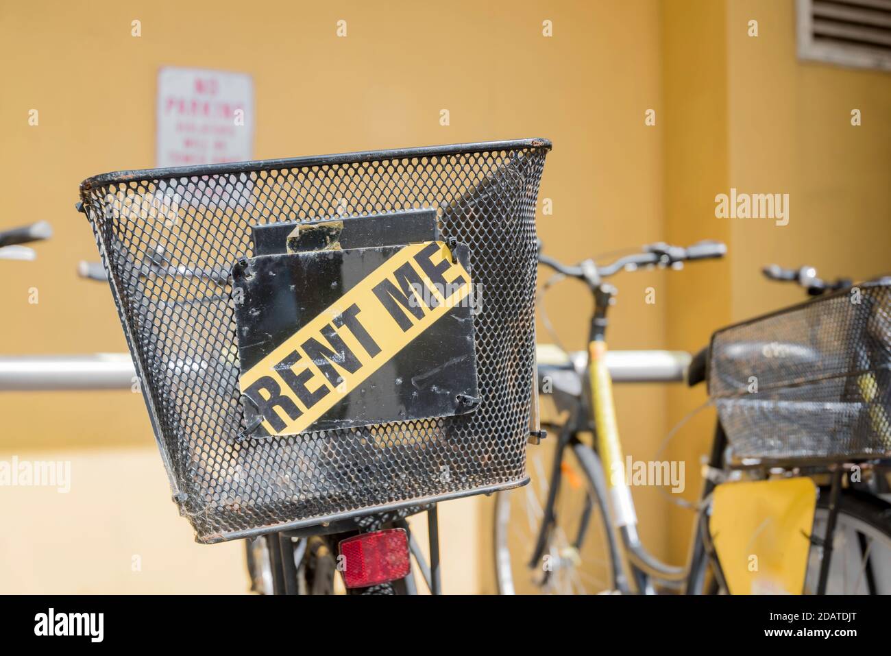 Un cartello Rent Me sul retro di una bicicletta a noleggio nel sobborgo della città interna di Kings Cross nel nuovo Galles del Sud, Australia Foto Stock