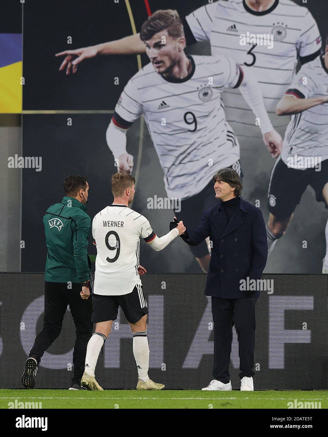 Lipsia, Germania. Firo: 14.11.2020 Calcio, Calcio: UEFA NATIONS LEAGUE, Landerspiel Nationalmannschaft Germania, GER - Ucraina 3: 1 Timo WERNER, GER, sostituzione con allenatore nazionale Joachim LOW, GER, nella foto di sfondo di Timo WERNER | Usage worldwide Credit: dpa/Alamy Live News 2020 Foto Stock