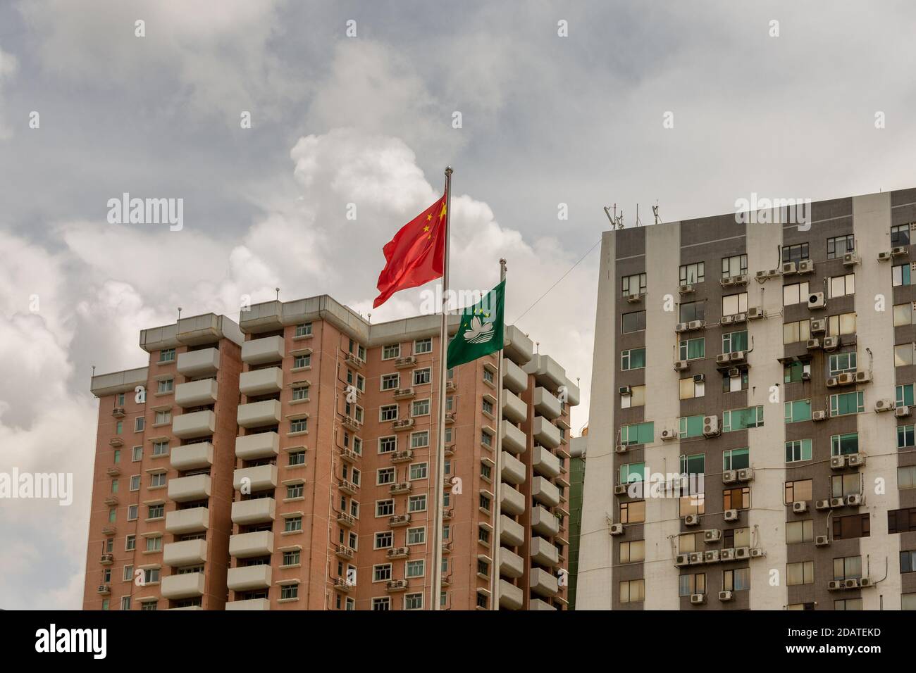 Macao (Macao SAR) / Cina - 26 luglio 2015: Bandiere di Cina e SAR Macao di fronte agli edifici residenziali di Macao, Cina Foto Stock