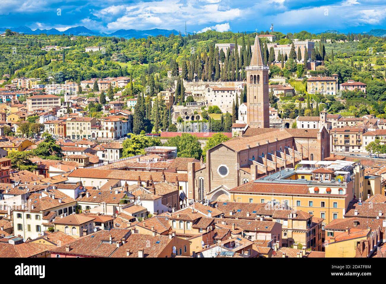 Verona Basilica di Santa Anastasia e Castel San Pietro vista, Veneto regione Italia Foto Stock