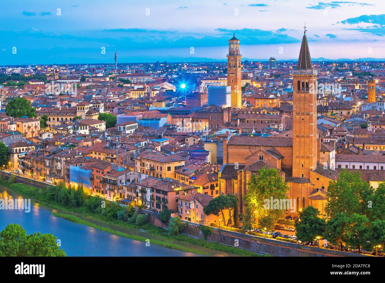 Le torri e i tetti di Verona si trovano in una zona collinare, meta turistica in Veneto Foto Stock