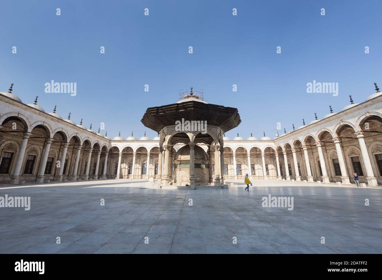 La fontana di marmo abluzione nel cortile della grande moschea di Muhammad Ali, il Cairo, Egitto Foto Stock