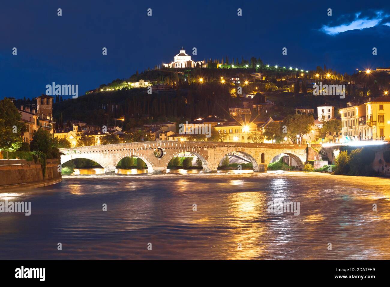 Verona. Santuario della Madonna di Lourdes e il fiume Adige a Verona vista serale, regione Veneto d'Italia Foto Stock