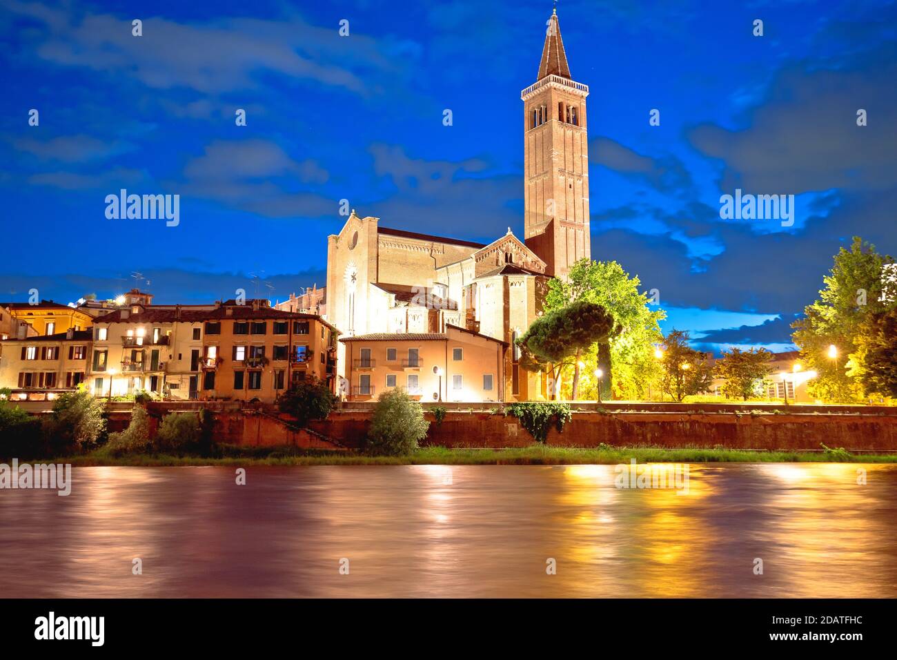 Verona. Basilica di Santa Anastasia e vista serale del fiume Adige, regione Veneto d'Italia Foto Stock
