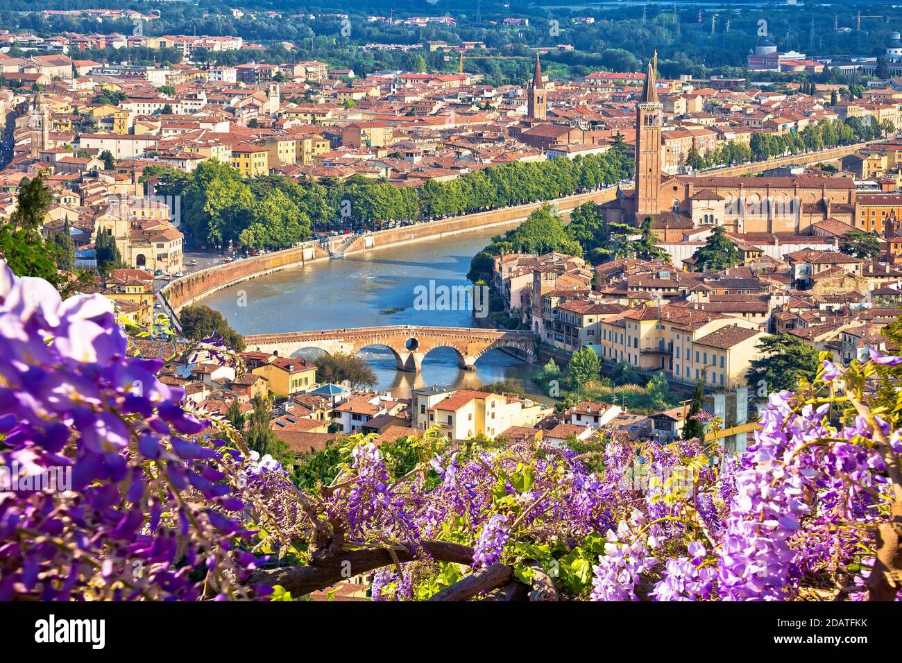 Ciy di Verona architettura storica e vista sul fiume Adige, destinazione turistica in Veneto regione Italia Foto Stock