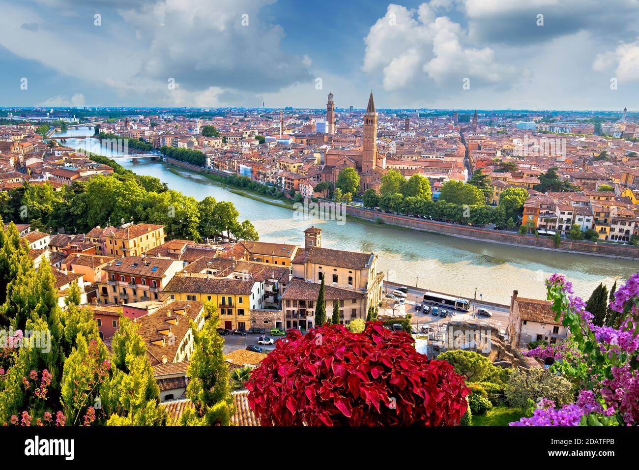 Torri e tetti di Verona vista dalla collina, destinazione turistica in Veneto regione Italia Foto Stock