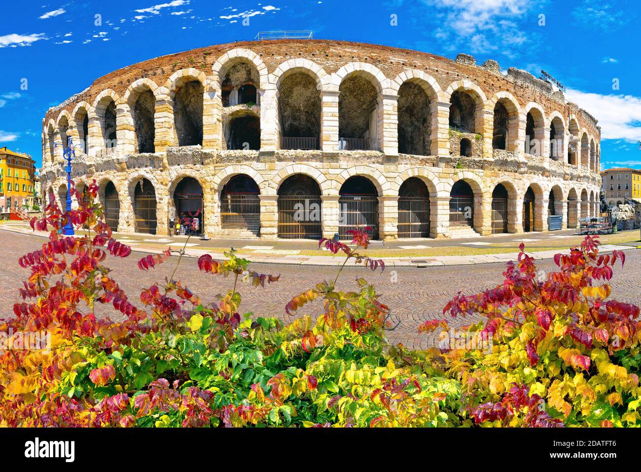 Anfiteatro romano Arena di Verona e Piazza Bra foglie d'autunno vista, punto di riferimento in Veneto regione d'Italia Foto Stock