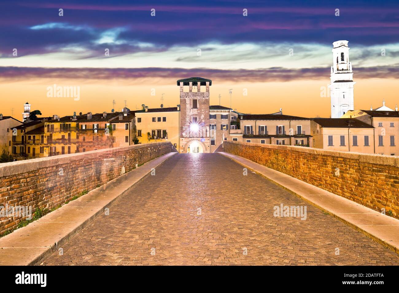 Ponte pietra e Verona lungomare architettura vista tramonto, Veneto regione d'Italia Foto Stock