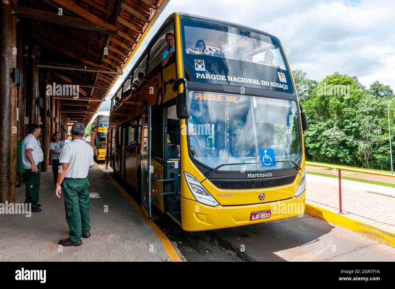 Un autobus turistico a due piani di proprietà del Parco Nazionale di Iguazu all'ingresso principale, che trasporta i visitatori sulla strada di 11 chilometri verso l'acqua di Iguazu Foto Stock