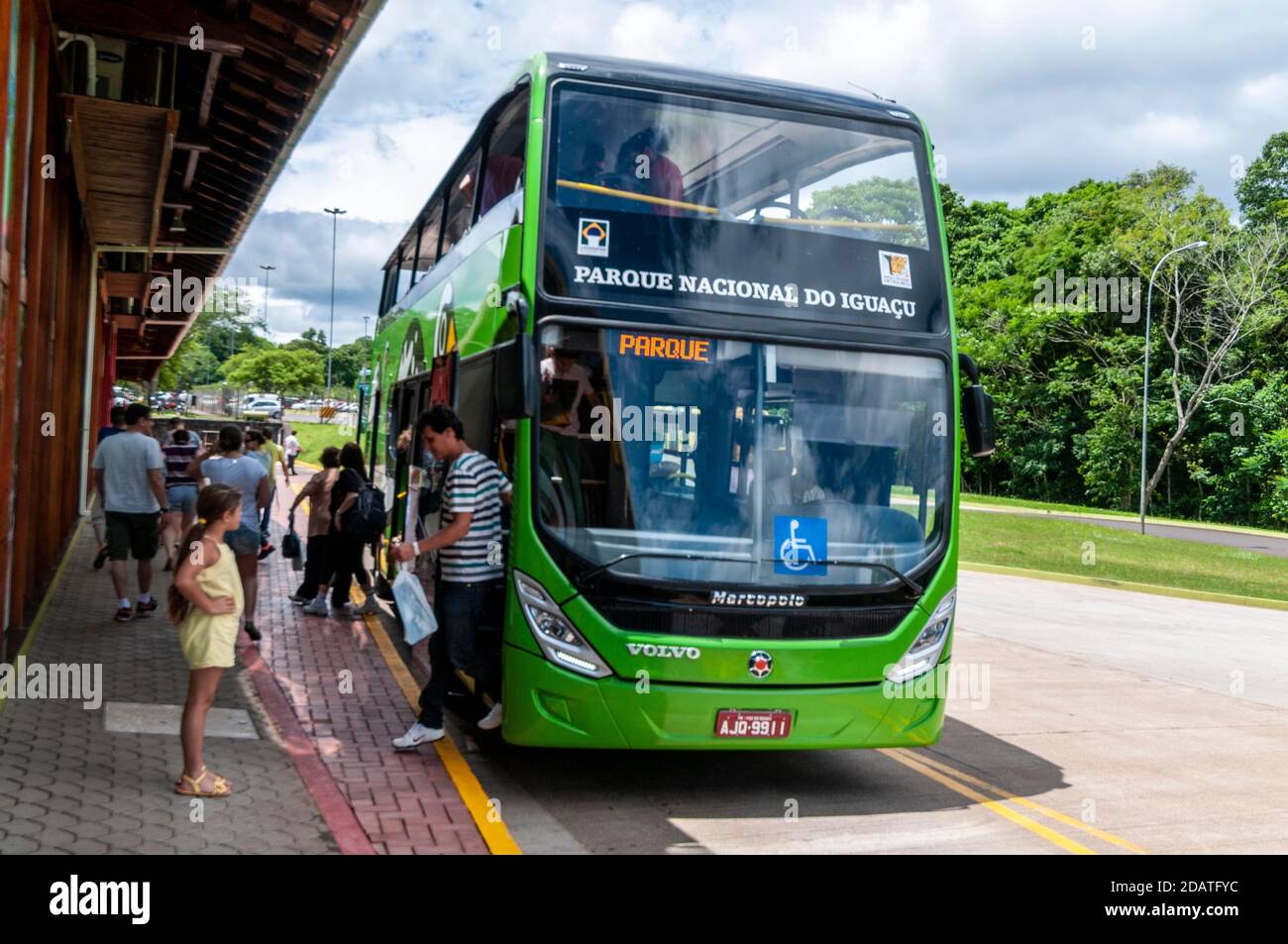Un autobus turistico a due piani di proprietà del Parco Nazionale di Iguazu all'ingresso principale, che trasporta i visitatori sulla strada di 11 km fino al Wate di Iguazu Foto Stock