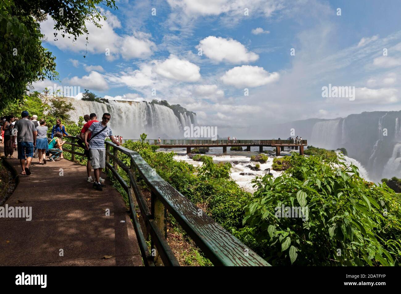 I visitatori su un percorso ben disteso con viste panoramiche delle cascate di Iguazu sul lato argentino nel Parco Nazionale di Iguazu, Brasile. L'Iguazu Wate Foto Stock