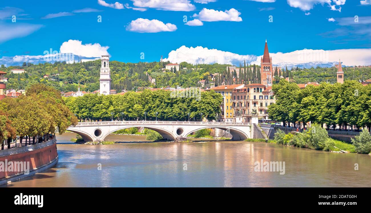 Vista panoramica sul ponte di Verona e sull'Adige, regione Veneto d'Italia Foto Stock