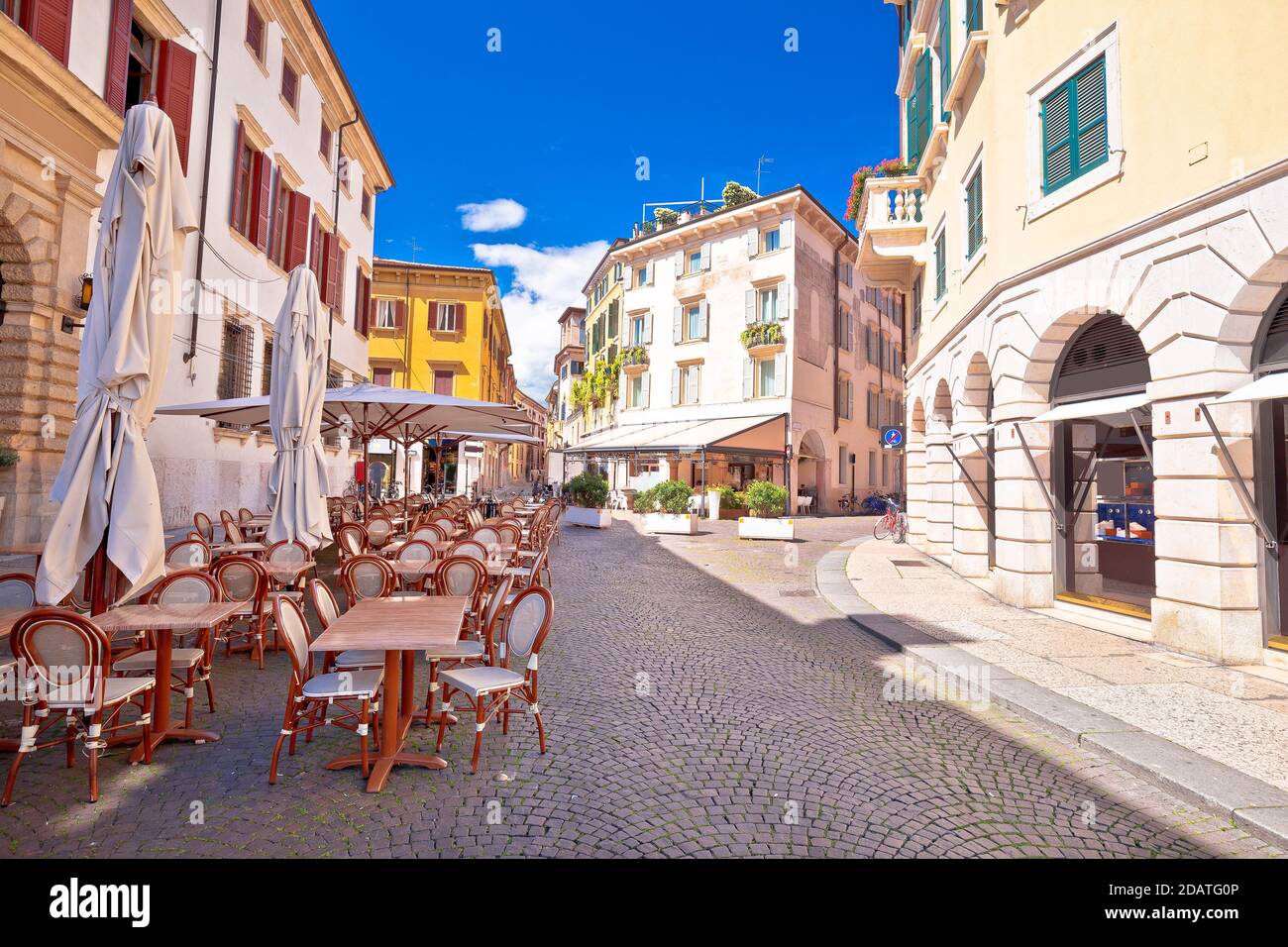 Via del caffè di Verona e vista sull'architettura, famosa per la sua importanza storica in Veneto, regione d'Italia Foto Stock