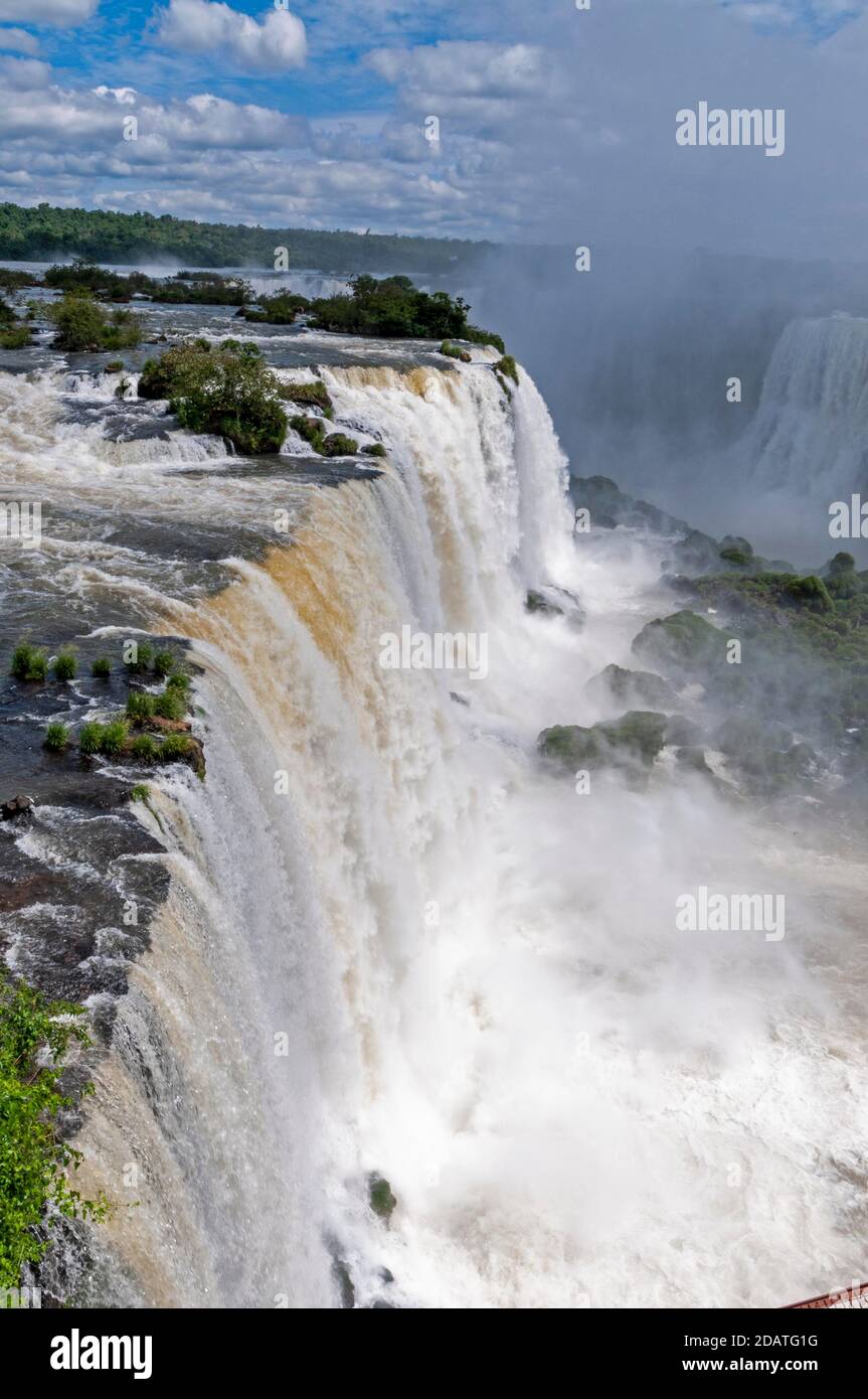 Le Cascate di Floriano - parte delle Cascate di Iguazu nel Parco Nazionale, Brasile. Le cascate di Iguazu sono il più grande sistema di cascate del mondo An Foto Stock