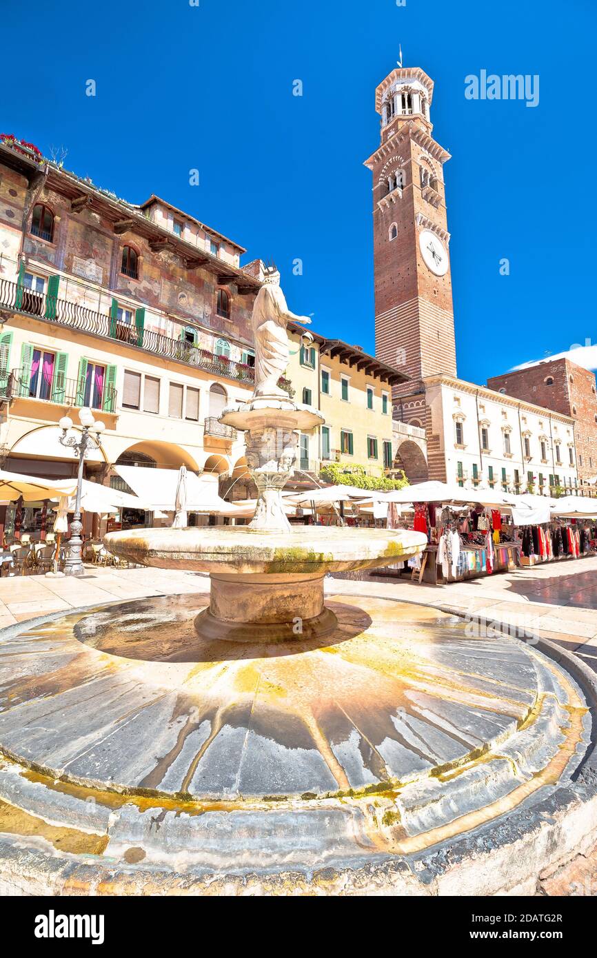 Piazza delle Erbe a Verona street e visualizzazione del mercato con la Torre dei Lamberti, destinazione turistica in Veneto Foto Stock