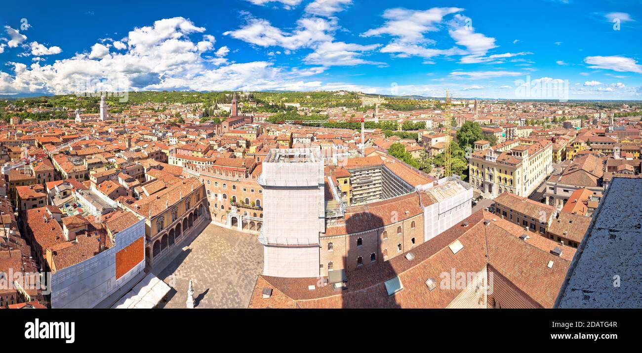 Città di Verona veduta panoramica aerea dalla torre Lamberti, tetti della città vecchia, Veneto regione d'Italia Foto Stock