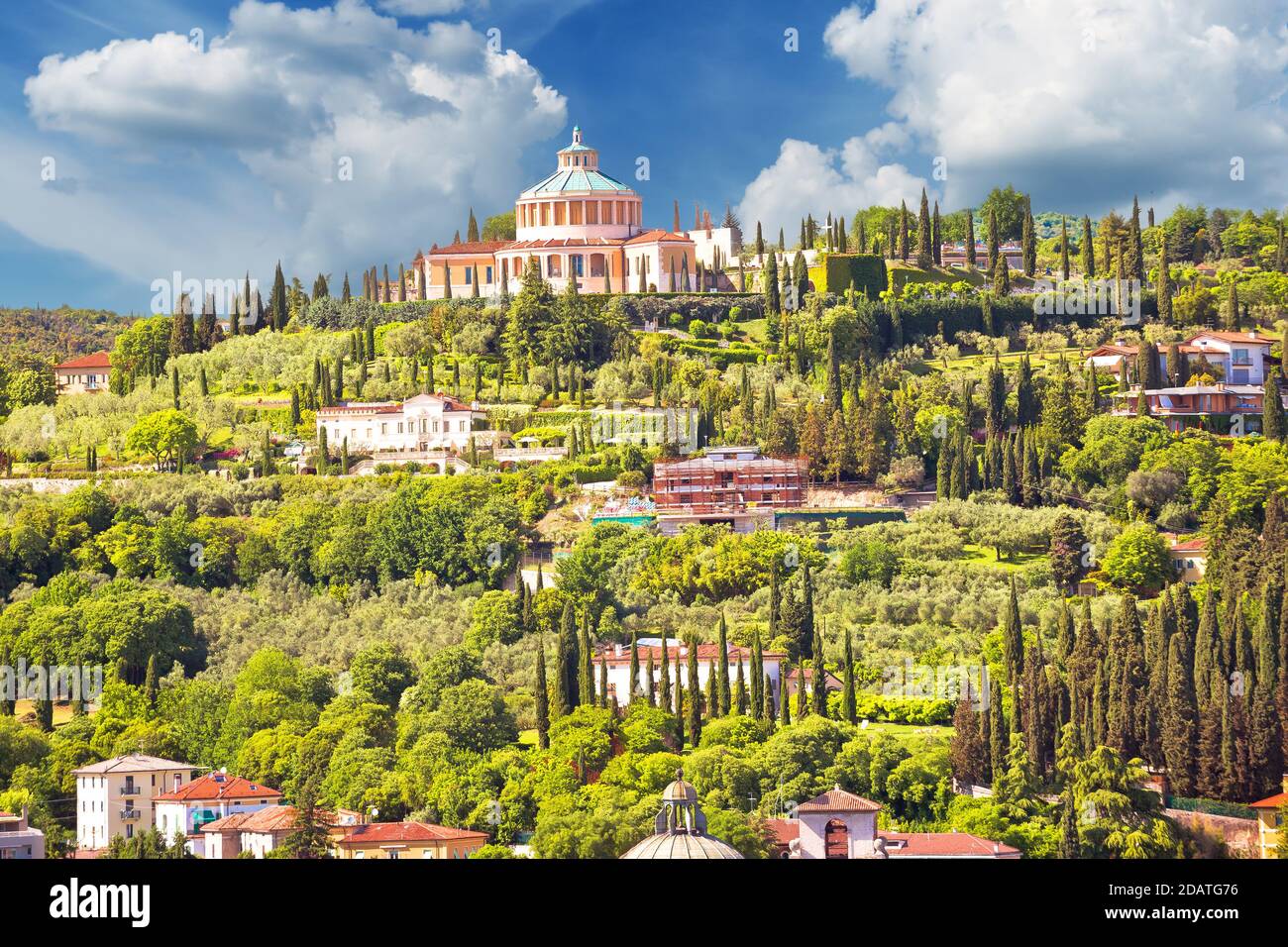 Panorama collinare di Verona e Santuario della Madonna di Lourdes, regione Veneto d'Italia Foto Stock