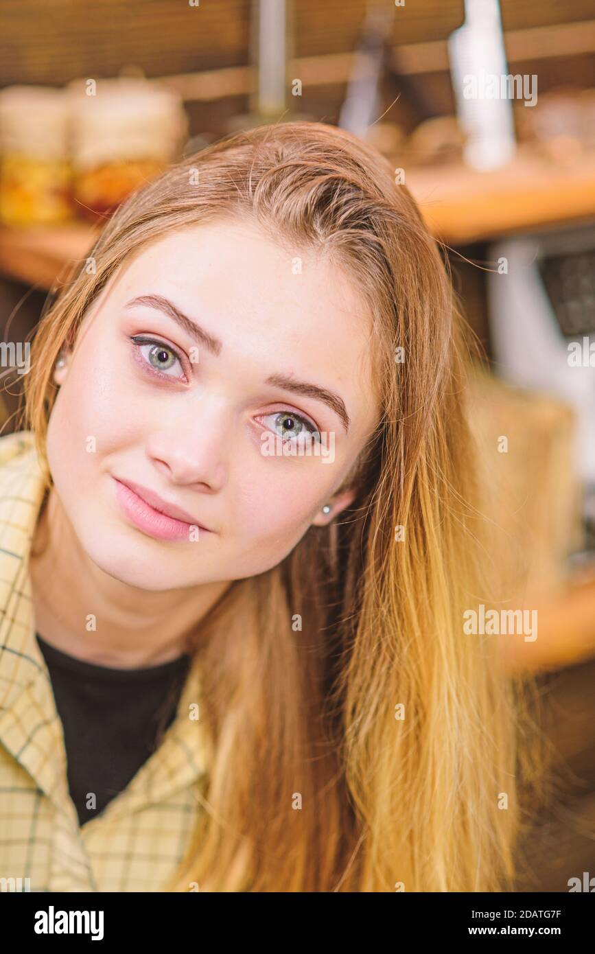 Ragazza adolescente con gli occhi verdi belli e le labbra piene che si posano all'interno. Donna bionda con splendidi capelli che indossa una camicia retrò boyish in stile retrò, un concetto giovanile ribelle. Foto Stock