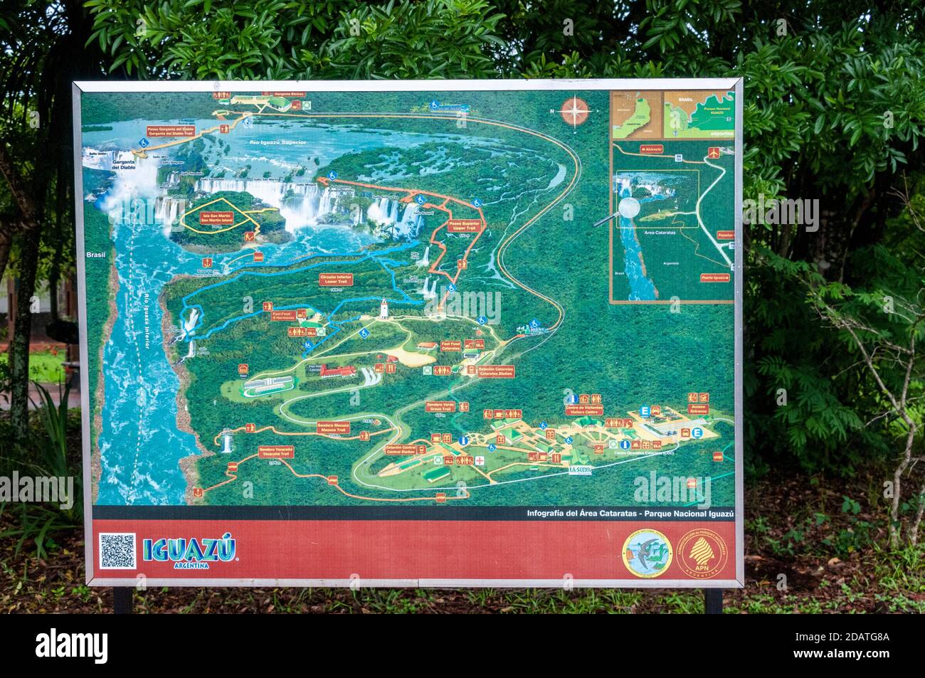 Grande mappa delle località delle cascate e dei sentieri per i piedi nel Parco Nazionale di Iguazu in Argentina. Le cascate di Iguazu sono il più grande sistema di cascate Foto Stock