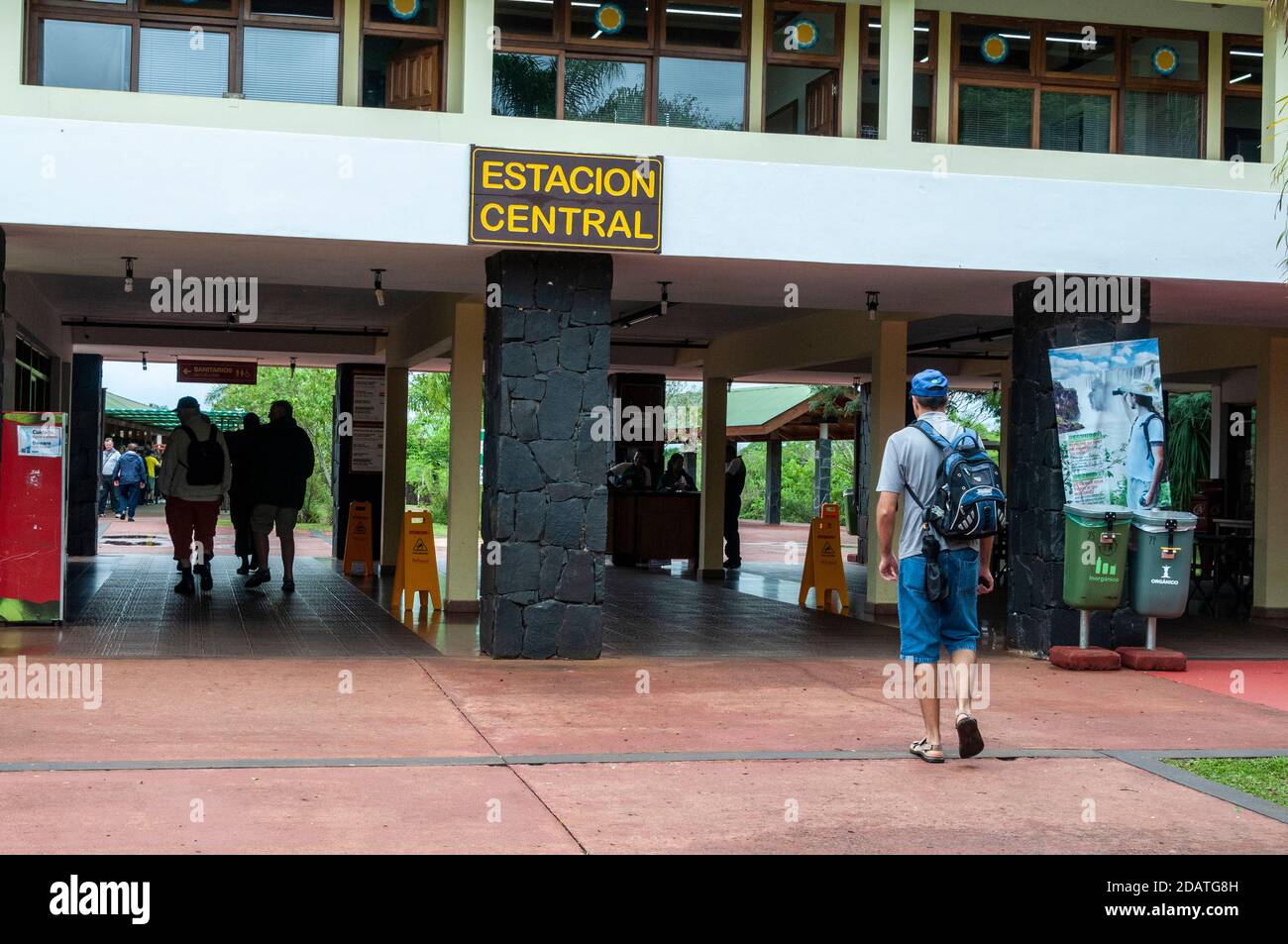 I visitatori che arrivano alla stazione centrale per salire a bordo del treno della giungla per le cascate della Gola del Diavolo all'interno del Parco Nazionale di Iguazu in Argentina. Foto Stock