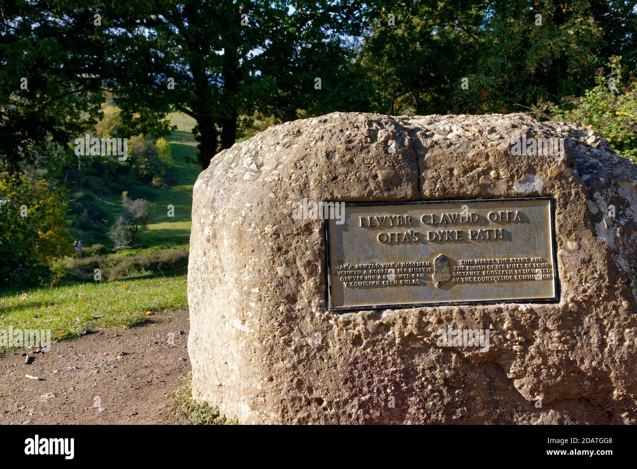 Marker Stone all'estremità meridionale del sentiero a lunga distanza Offaa's Dyke, Sedbury Cliffs, Gloucestershire, Regno Unito Foto Stock