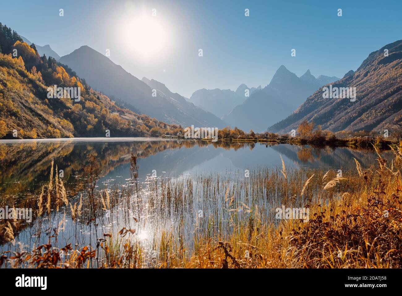 Lago di montagna con riflessione in autunno e picco di montagne Foto Stock