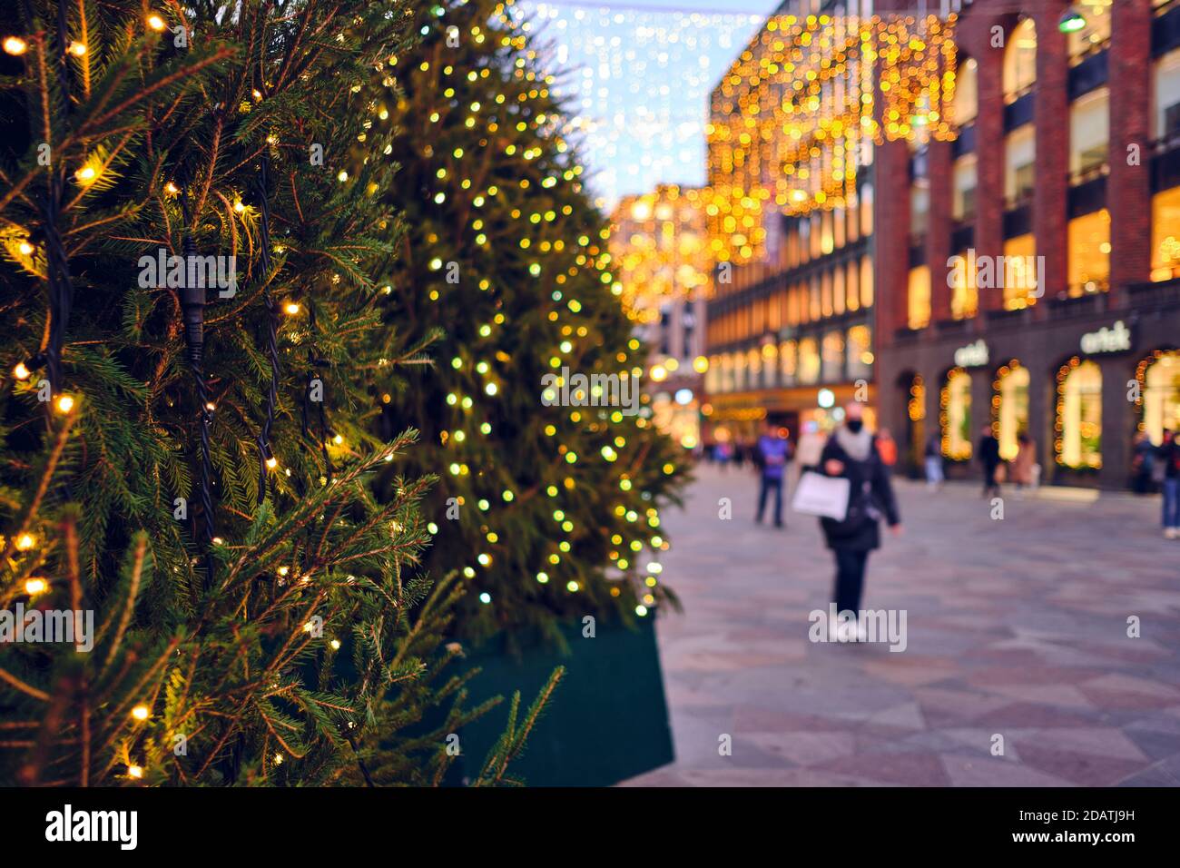 Finlandia, Helsinki - 10 novembre 2020: La decorazione di Natale sulla strada di Helsinki centrale. Foto Stock