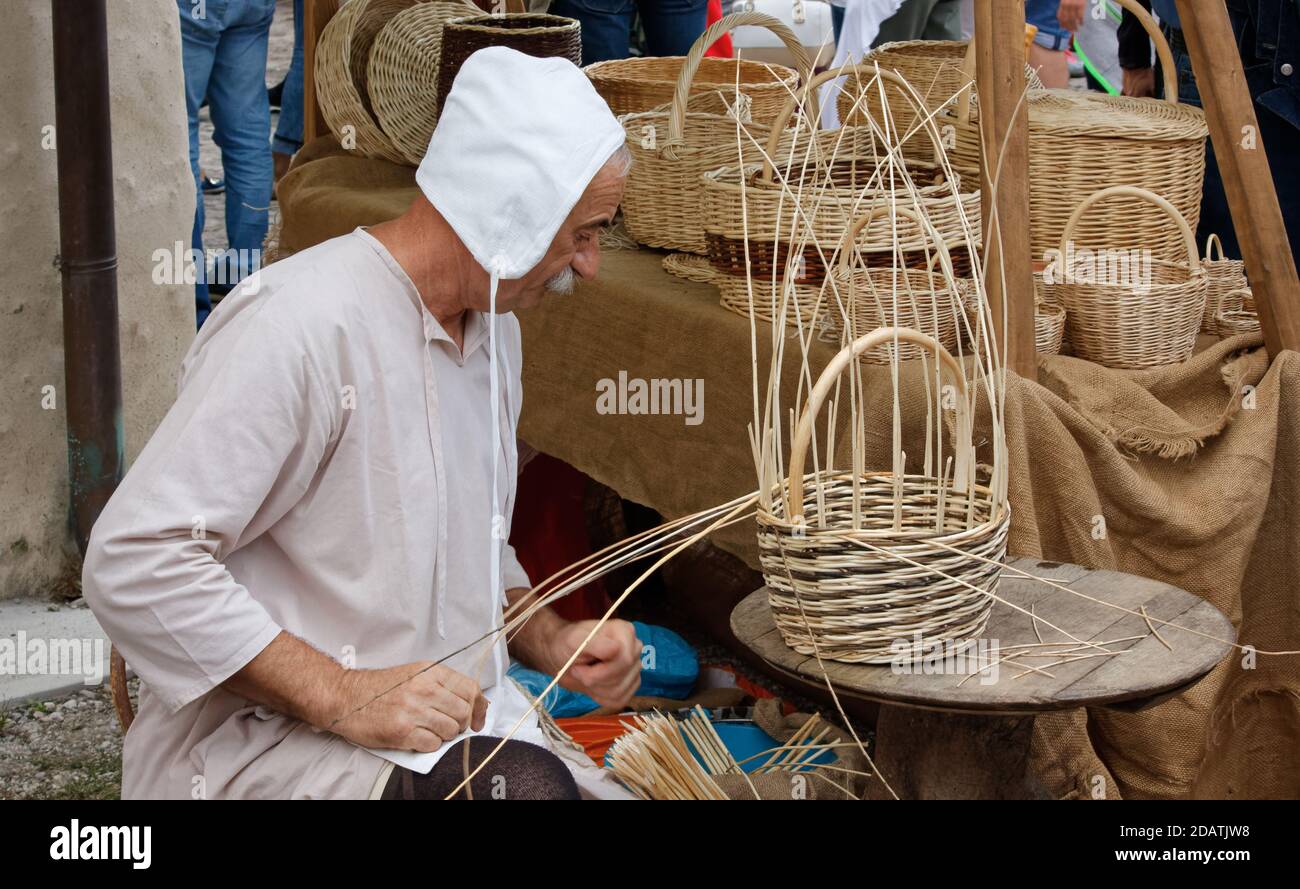 VALVASONE, Italia - 14 settembre 2014: Paniere al lavoro nella rievocazione storica medievale locale Foto Stock