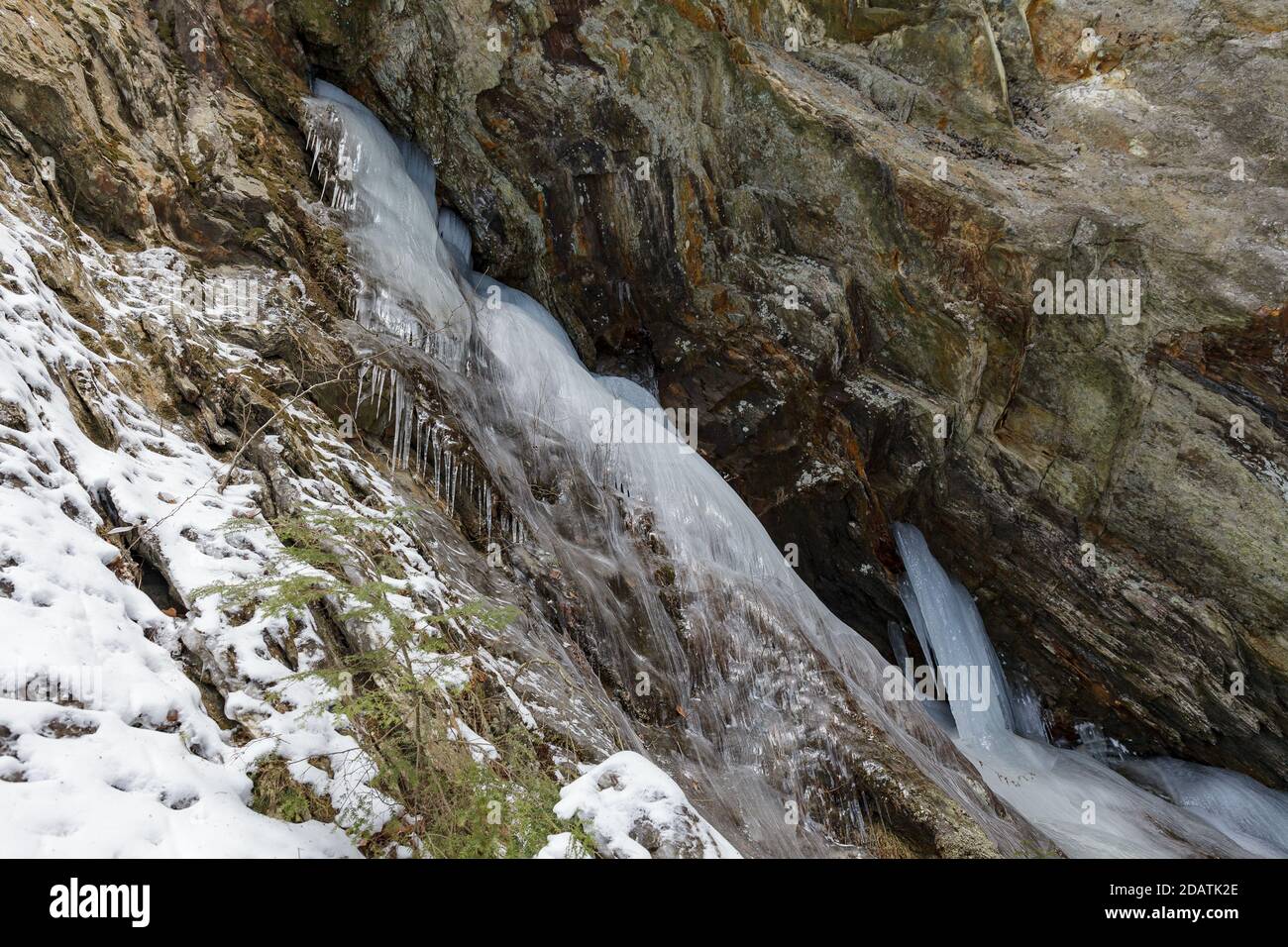 Moss Glen Falls in inverno dopo la tempesta di neve. Acqua trasformata in ghiaccio ed è coperta di neve. Giorno di sole luminoso. Foto Stock