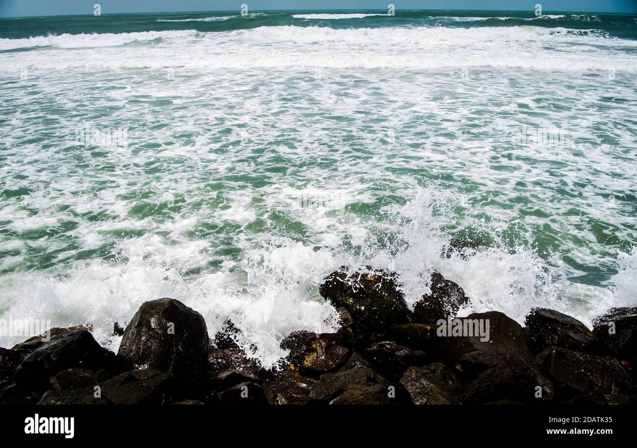 Spiaggia di mare del tempio dwarkadhish di dwarka Gujarat India Foto Stock