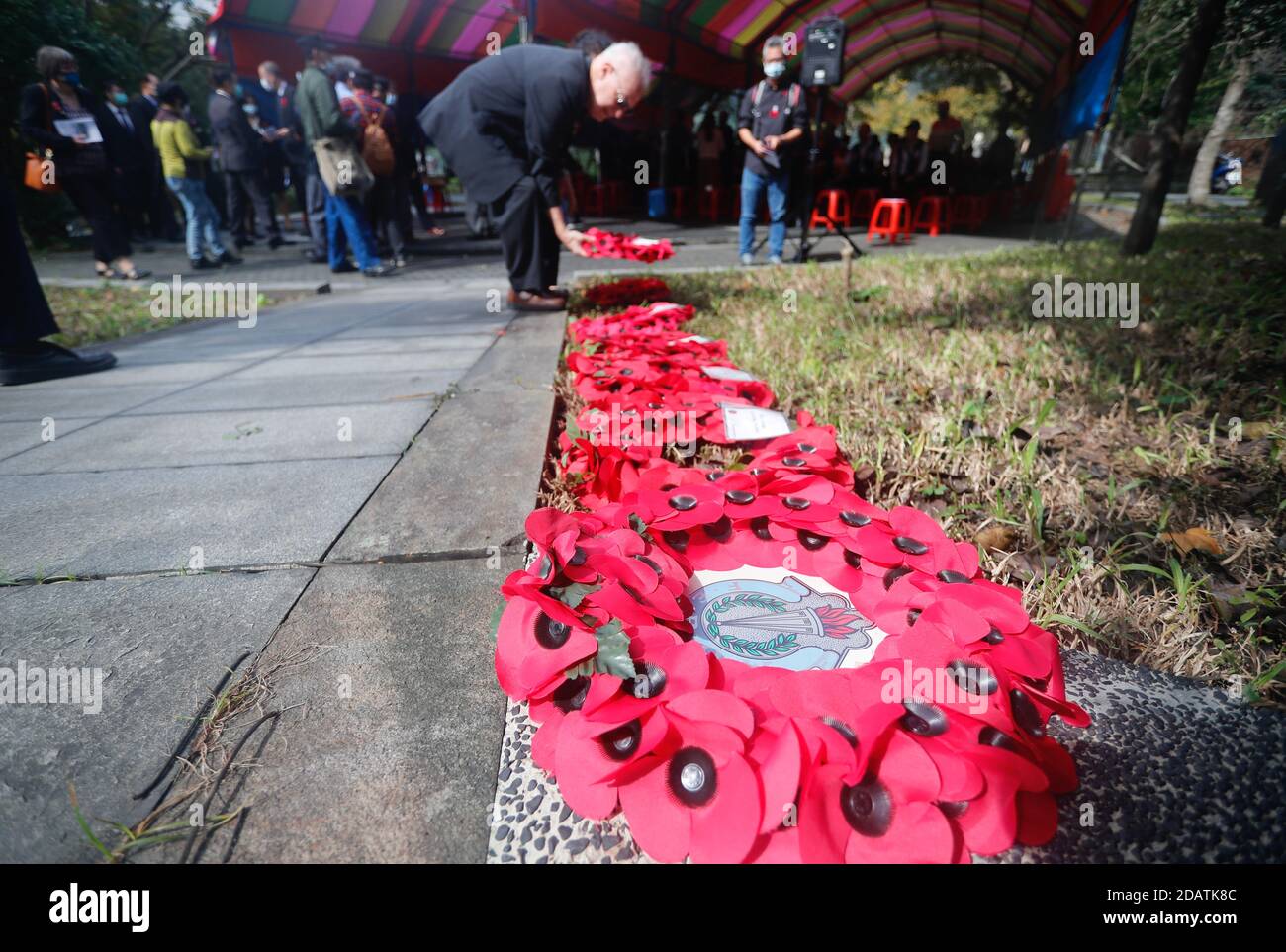 I veterani, i parenti dell'esercito e i rappresentanti dei paesi stranieri depongono le corone e rendono omaggio ai defunti durante la prima guerra mondiale e la seconda guerra mondiale durante l'evento del giorno della memoria al memoriale POW di Taiwan e al Parco della Pace a Taipei City. Foto Stock