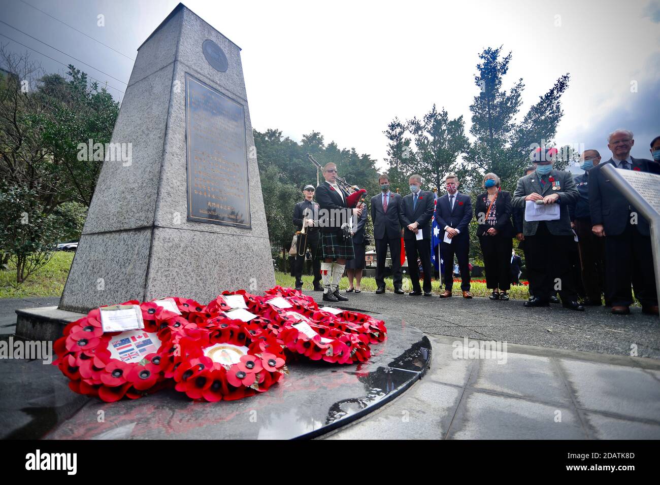 I veterani, i parenti dell'esercito e i rappresentanti dei paesi stranieri depongono le corone e rendono omaggio ai defunti durante la prima guerra mondiale e la seconda guerra mondiale durante l'evento del giorno della memoria al memoriale POW di Taiwan e al Parco della Pace a Taipei City. Foto Stock