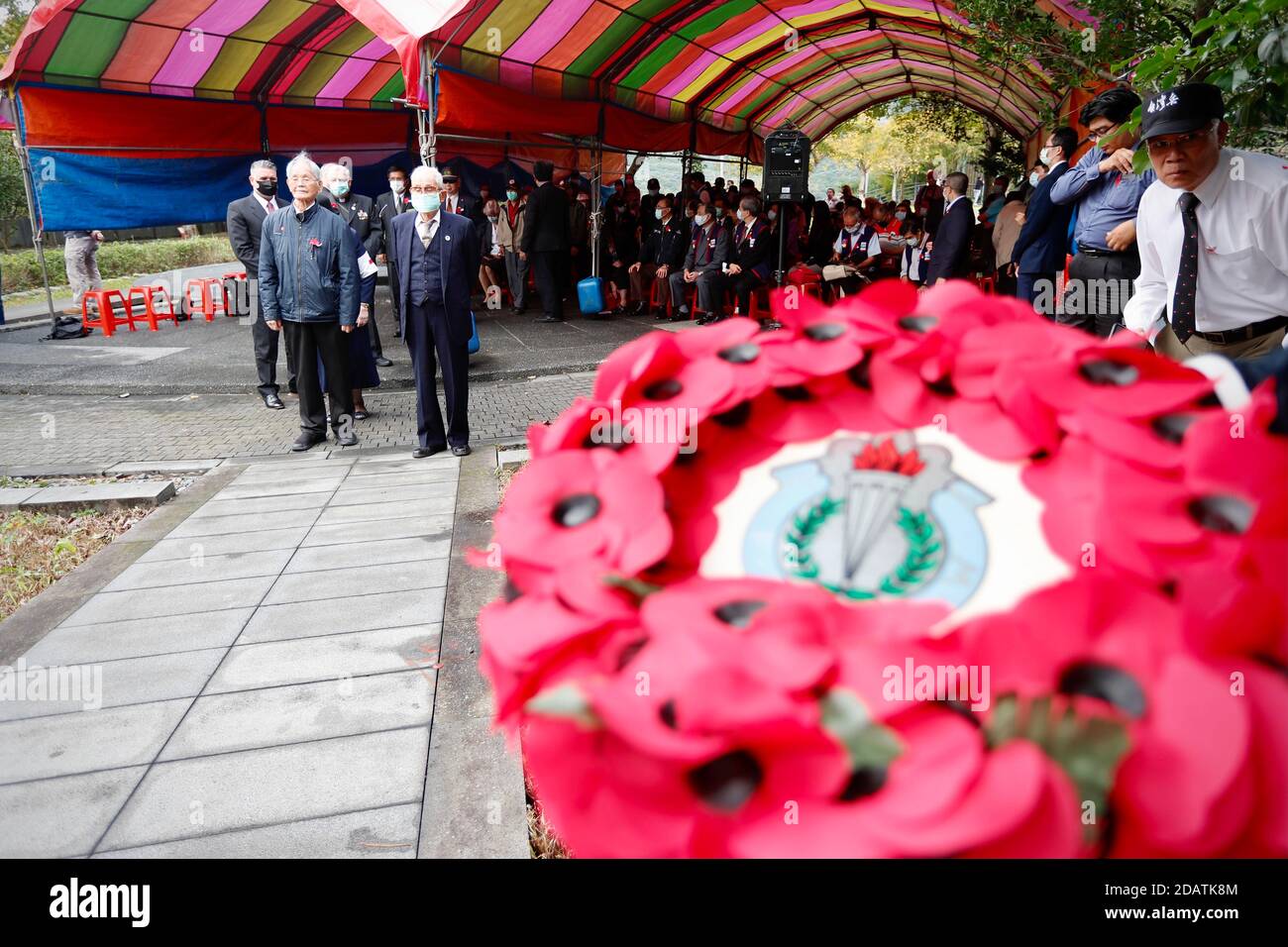I veterani, i parenti dell'esercito e i rappresentanti dei paesi stranieri depongono le corone e rendono omaggio ai defunti durante la prima guerra mondiale e la seconda guerra mondiale durante l'evento del giorno della memoria al memoriale POW di Taiwan e al Parco della Pace a Taipei City. Foto Stock