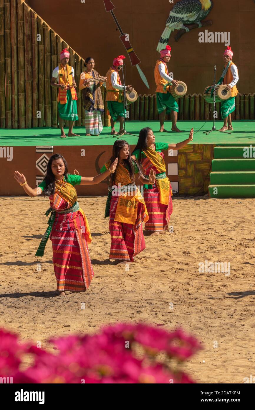 Danza Naga eseguita da womenfolk nel villaggio patrimonio di Kisama A Nagaland India durante il festival hornbill del 4 dicembre 2016 Foto Stock