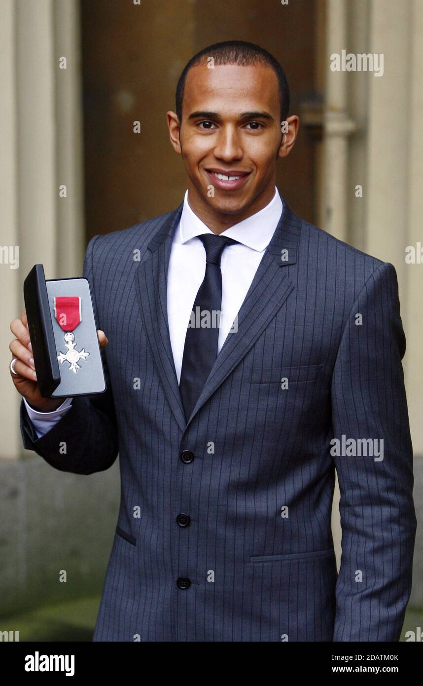 File foto datata 10-03-2009 del campione del mondo di Formula uno Lewis Hamilton con la MBE che ricevette dalla Regina Elisabetta II di Buckingham Palace, Londra. Foto Stock