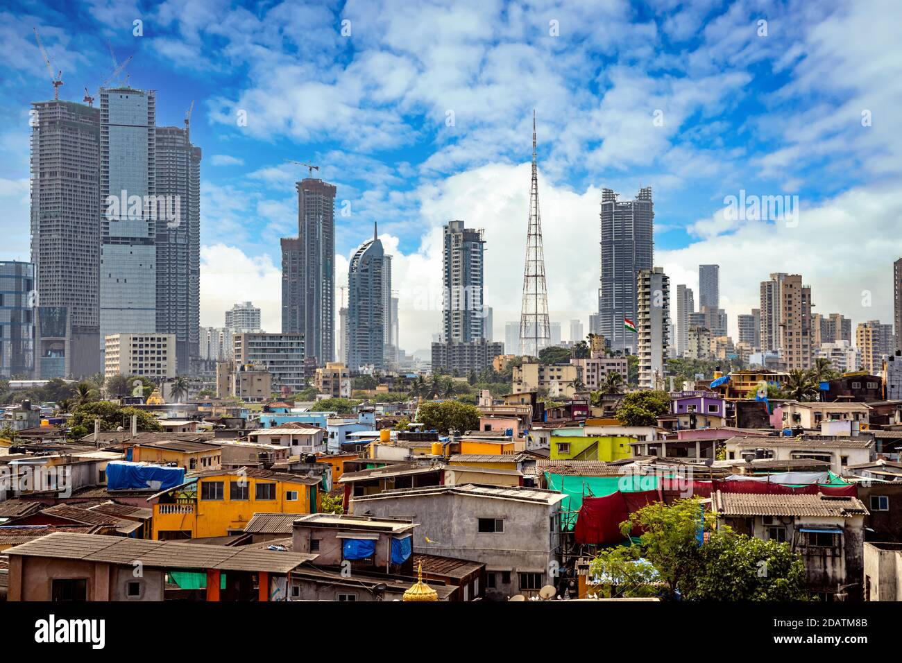 Vista delle baraccopoli sulle rive di mumbai, India sullo sfondo dei grattacieli in costruzione Foto Stock