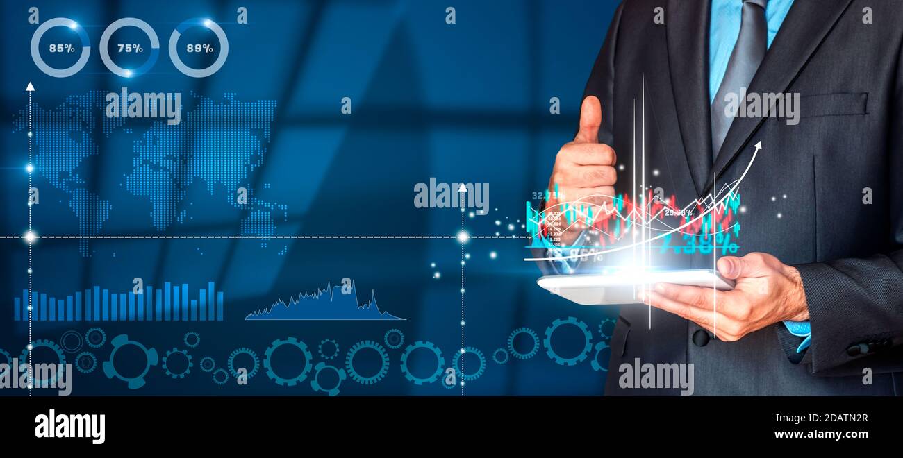 Uomo d'affari che controlla il mercato azionario sul tablet elettronico. Concetto di rete globale. Supporti misti. Foto Stock