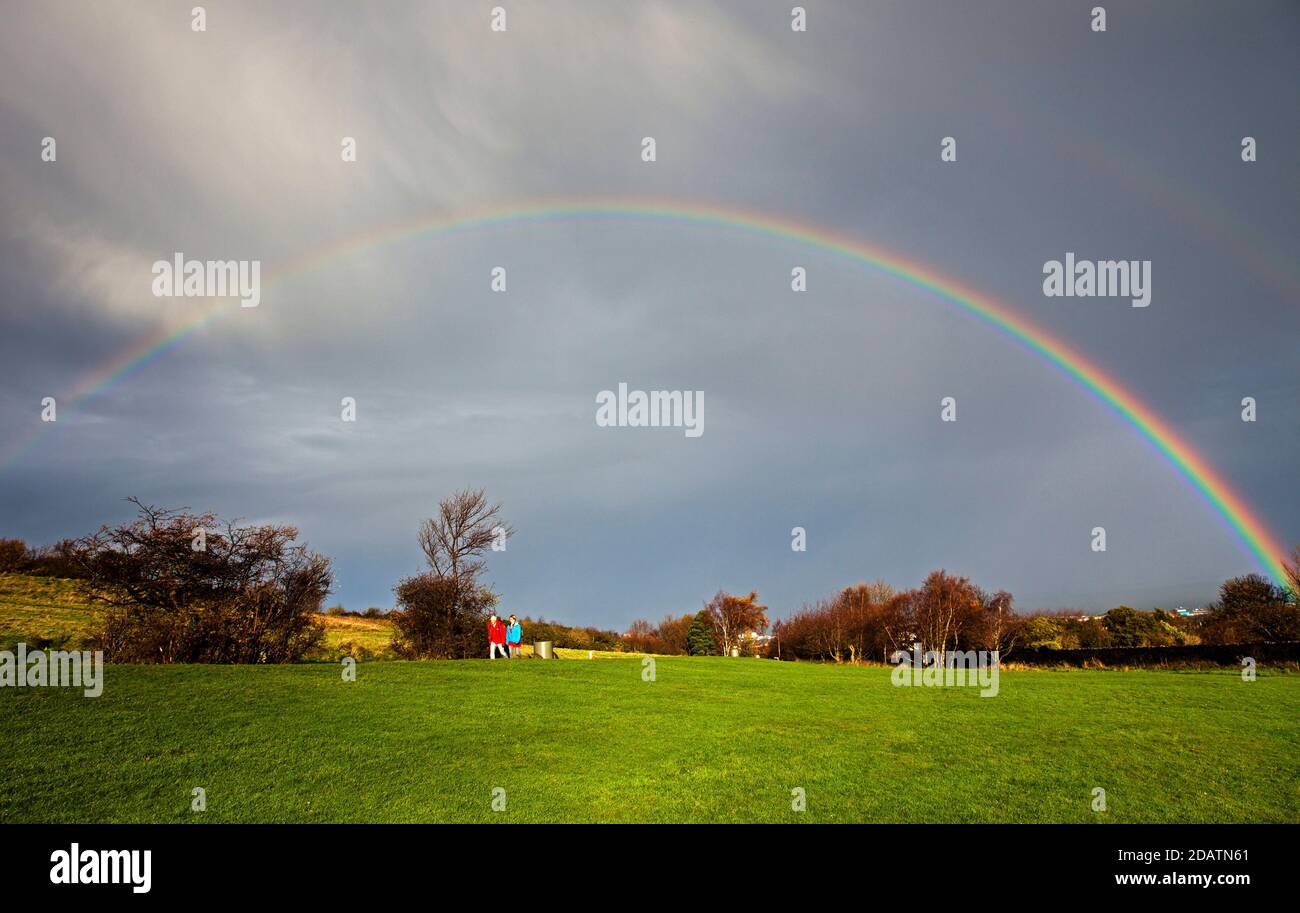 Holyrood Park, Edimburgo, Scozia, Regno Unito. 15 novembre 2020. Bellissimo arcobaleno con il tocco di un doppio sopra la capitale scozzese dopo una doccia a pioggia pesante poco prima di mezzogiorno, temperatura 10 gradi. Credit: Arch White/Alamy Live News. Foto Stock