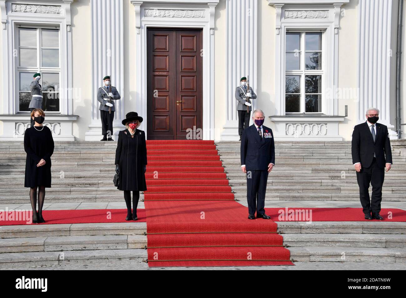 Berlino, Germania. 15 novembre 2020. Prima Signora Elke Büdenbender, Camilla, Duchessa di Cornovaglia, Carlo, Principe di Galles e Presidente Federale Frank-Walter Steinmeier alla reception del Presidente Federale di Germania a Bellevue Palace il 15 novembre 2020 a Berlino, Germania Credit: Geisler-Fotopress GmbH/Alamy Live News Foto Stock