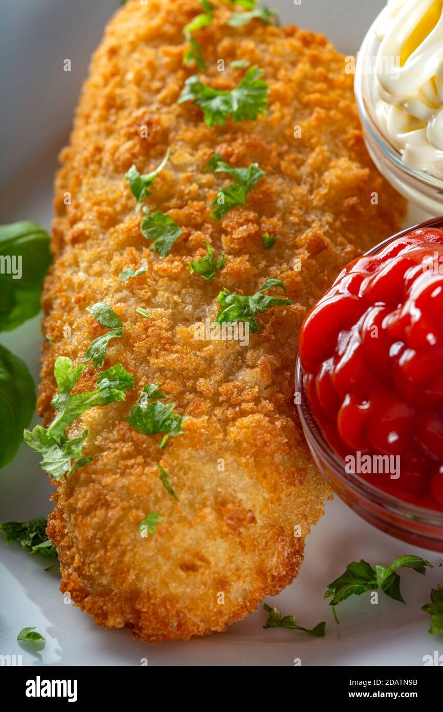 Pesce fritto con ketchup e salsa maionese Foto Stock