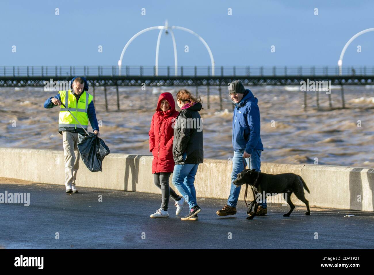Southport, Merseyside. Regno Unito Meteo. 14 novembre 2020. Condizioni di bluastra sulla costa nord-occidentale, con scoppi di pioggia doccia, con poche pause di sole. Credito; MediaWorldImages/AlamyLiveNews. Foto Stock