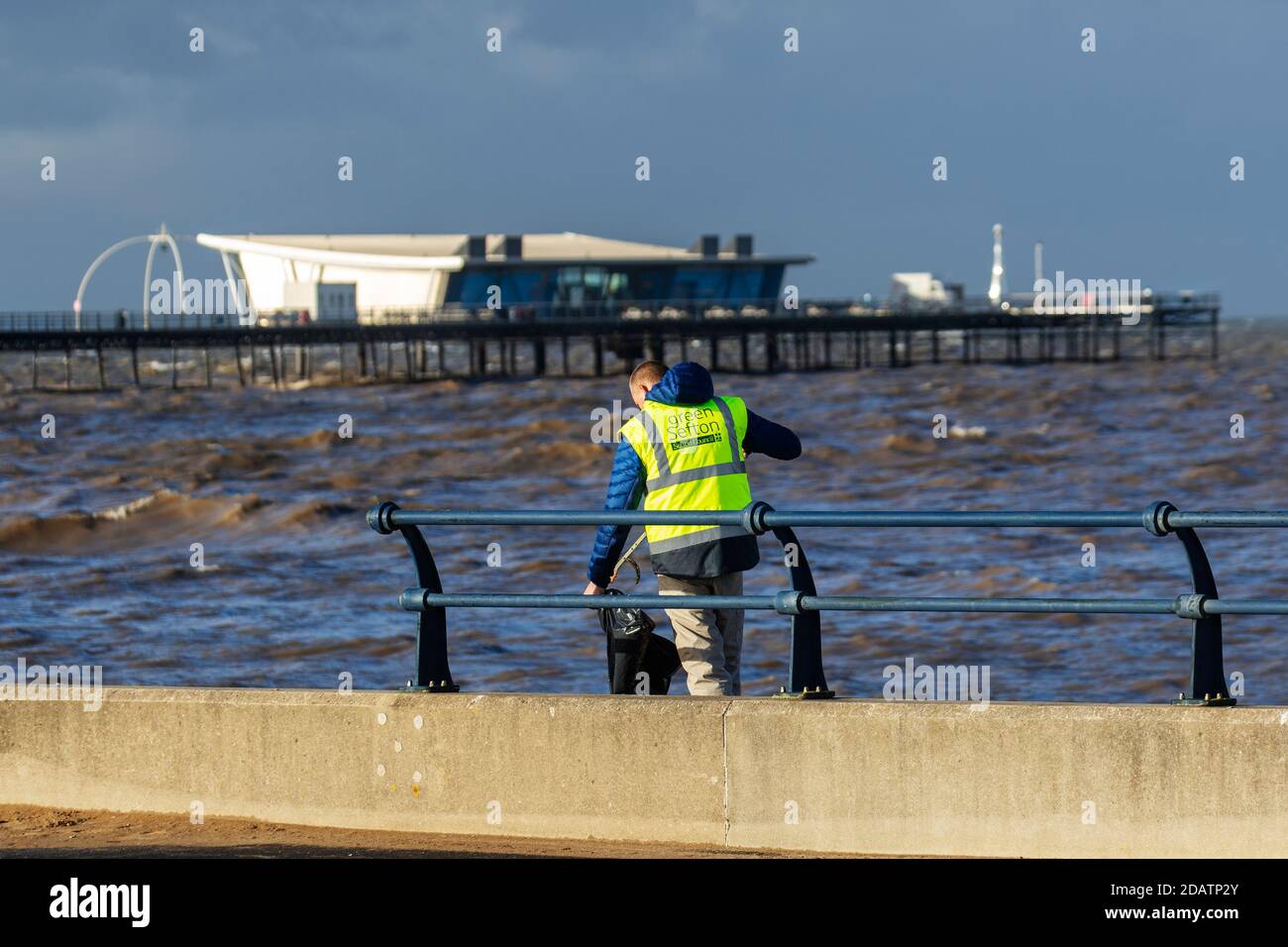 Southport, Merseyside. Regno Unito Meteo. 14 novembre 2020. Condizioni di bluastra sulla costa nord-occidentale, con scoppi di pioggia doccia, con poche pause di sole. Credito; MediaWorldImages/AlamyLiveNews. Foto Stock