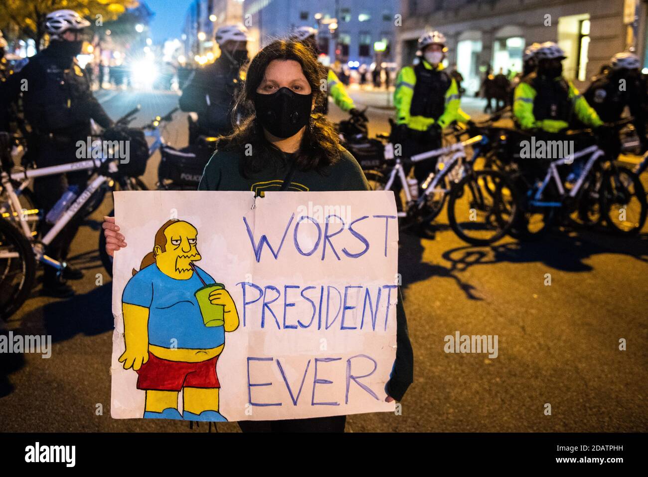 Washington, DC, Stati Uniti. 14 novembre 2020. WASHINGTON D.C., NOVEMBRE 14- UN controprotestore dimostra durante la protesta di Million Maga March per quanto riguarda i risultati delle elezioni il 14 novembre 2020 a Washington, DC Foto: Chris Tuite/ImageSPACE Credit: Imagespace/Alamy Live News Foto Stock