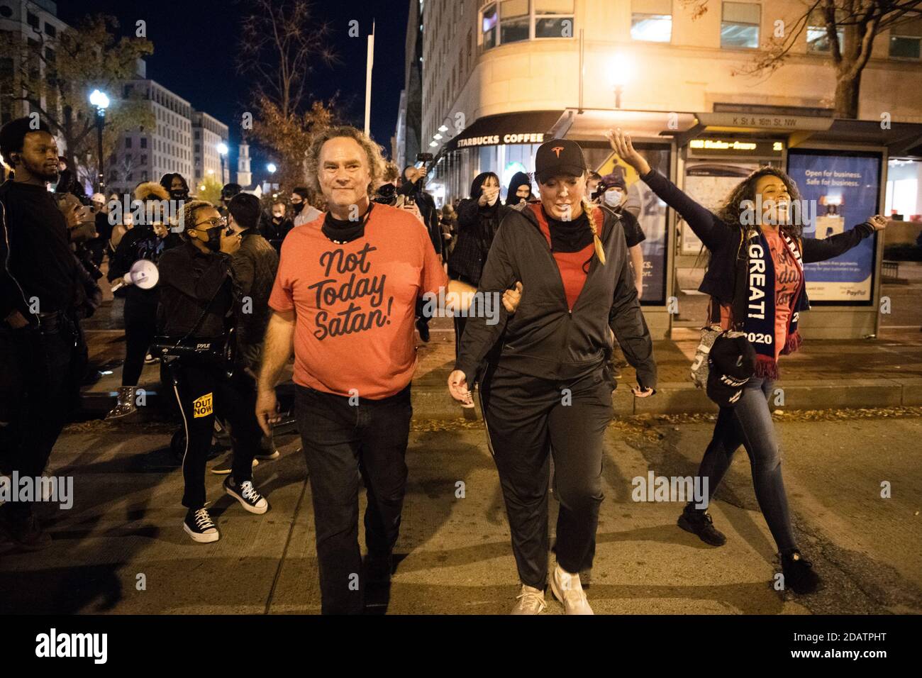 Washington, DC, Stati Uniti. 14 novembre 2020. WASHINGTON D.C., NOVEMBRE 14- i sostenitori di Trump manifestano durante la protesta di Million Maga March per i risultati delle elezioni del 14 novembre 2020 a Washington, DC Foto: Chris Tuite/ImageSPACE Credit: Imagespace/Alamy Live News Foto Stock
