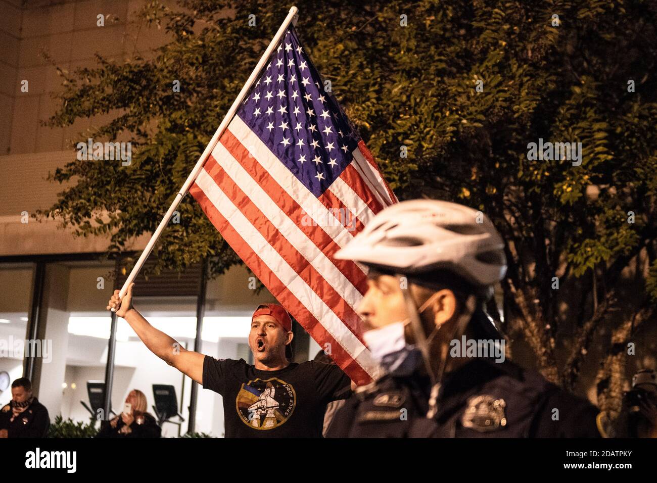 Washington, DC, Stati Uniti. 14 novembre 2020. WASHINGTON D.C., NOVEMBRE 14- i sostenitori di Trump manifestano durante la protesta di Million Maga March per i risultati delle elezioni del 14 novembre 2020 a Washington, DC Foto: Chris Tuite/ImageSPACE Credit: Imagespace/Alamy Live News Foto Stock