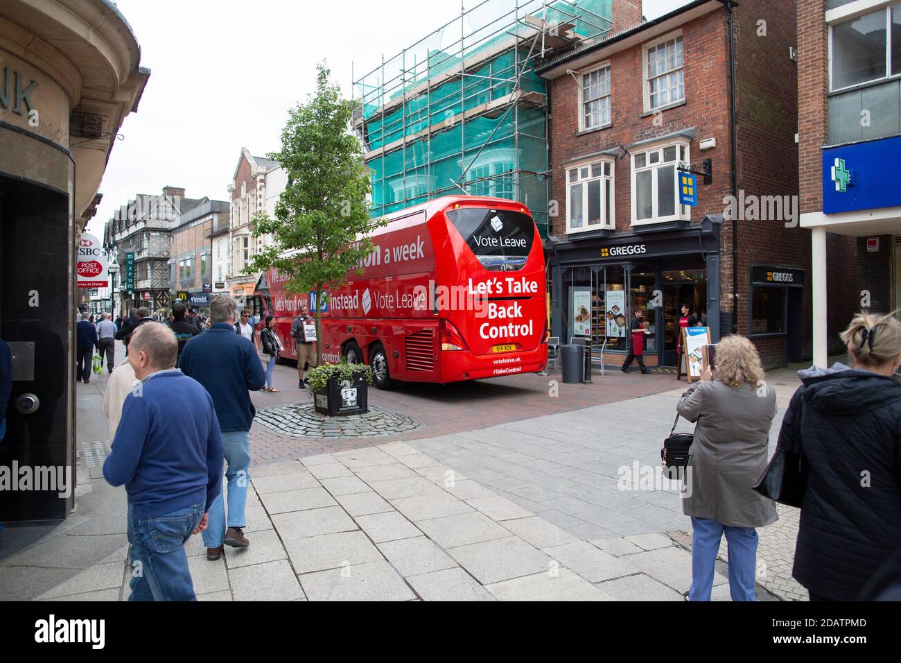 BREXIT autobus battaglia a Stafford con Boris Johnson predicare Foto Stock