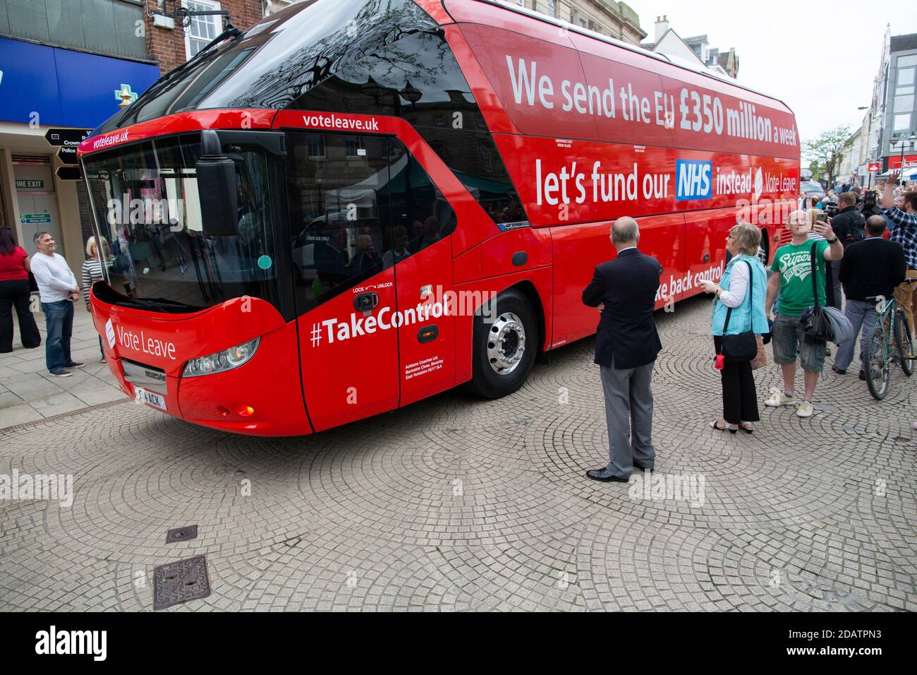 BREXIT autobus battaglia a Stafford con Boris Johnson predicare Foto Stock