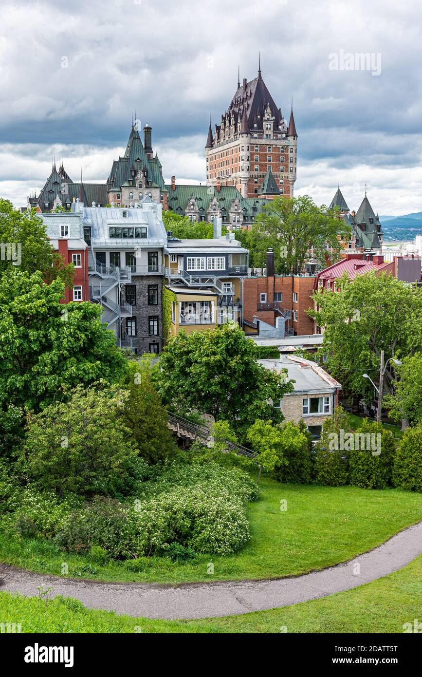 Il castello Frontenac nella vecchia città del Quebec sotto un cielo tempestoso all'inizio dell'estate. Foto Stock