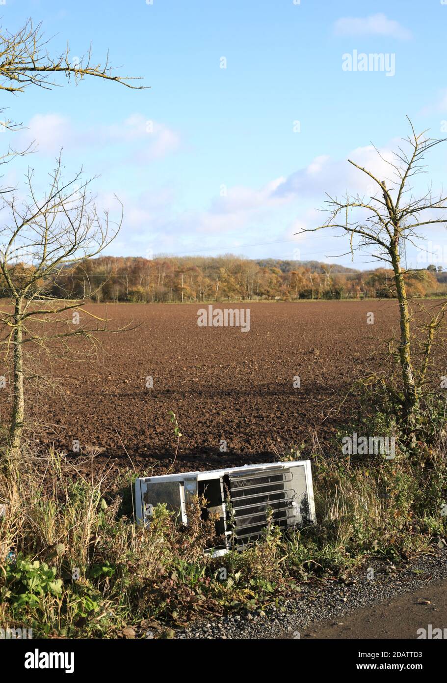 Frigorifero domestico scaricato nella campagna britannica. Foto Stock