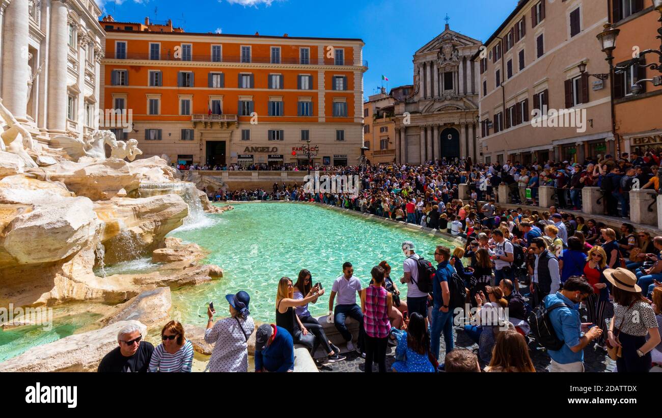 Roma - 27 aprile 2019: La famosa Fontana di Trevi o Fontana di Trevi a Piazza Trevi, Roma. Costruito nel 1762, su progetto di Nicola Salvi Foto Stock
